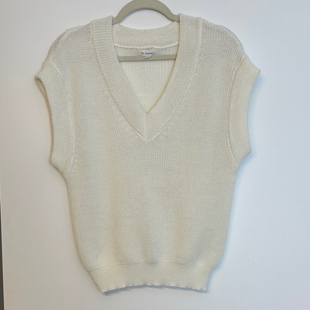 Blu Pepper Cream V-Neck Sleeveless Sweater